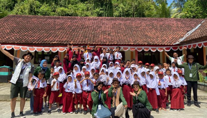 Keren! Mahasiswa KKN STITNU AL FARABI Pangandaran Ubah Sampah Jadi Rupiah