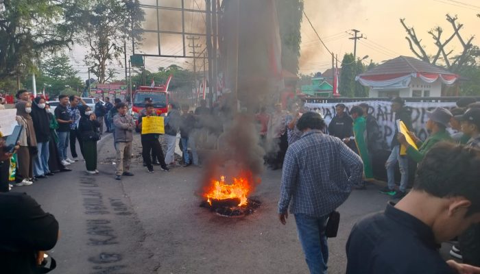 Masyarakat di Pangandaran Gelar Aksi di Depan Gedung DPRD Kawal Putusan MK 