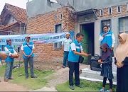 Isak Tangis Tumini saat Terima Bantuan dari Yaga Yingde Grup Pangandaran 