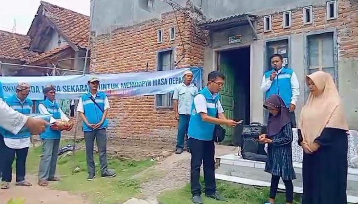 Isak Tangis Tumini saat Terima Bantuan dari Yaga Yingde Grup Pangandaran 