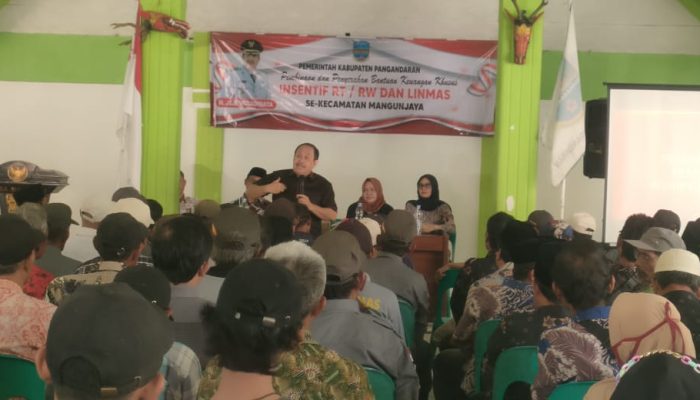 Bersama Cabup Citra, Bupati Jeje Salurkan Insentif RT RW Linmas di Pangandaran