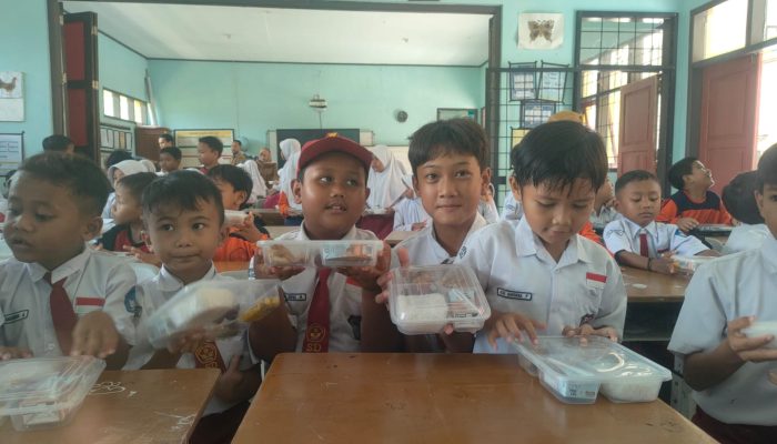 Usai Prabowo Dilantik Jadi Presiden, Anak SD di Pangandaran Langsung Dapat Makan Siang