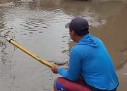 Sindir Pemda, Warga Mancing di Badan Jalan Wisata Pangandaran