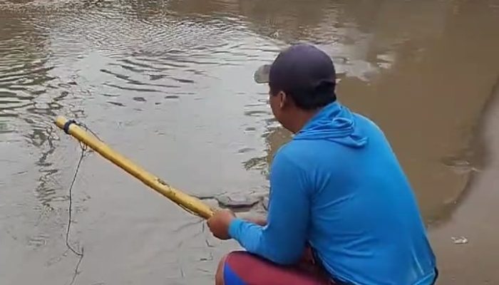 Sindir Pemda, Warga Mancing di Badan Jalan Wisata Pangandaran