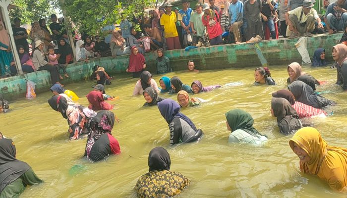 Ngobeng Balong di Pangandaran, Dimeriahkan Ibu-ibu