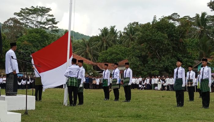 Terik Matahari Tak Surutkan Semangat Santri di Karangsari Pangandaran