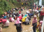 HUDANG! Ribuan Warga di Pangandaran Gebyar Ngobeng Balong