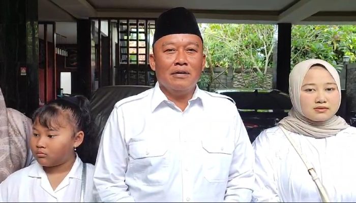 Momen Pencoblosan, Cawabup 02 di Pangandaran Datang ke TPS Berjalan Kaki