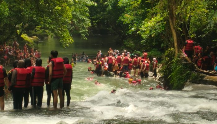 Ribuan Wisatawan Habiskan Momen Akhir Pekan di Citumang Pangandaran