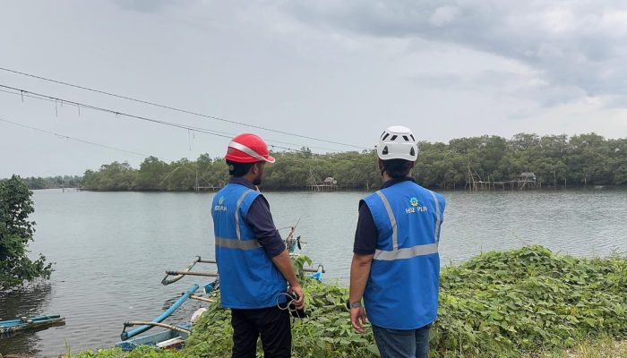 Respon Cepat PLN Pangandaran Tangani Kabel Listrik Terbentang Rendah di Sungai Nusawiru