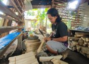 Pengrajin di Saung Katapang Produksi Miniatur Perahu Khas Pangandaran