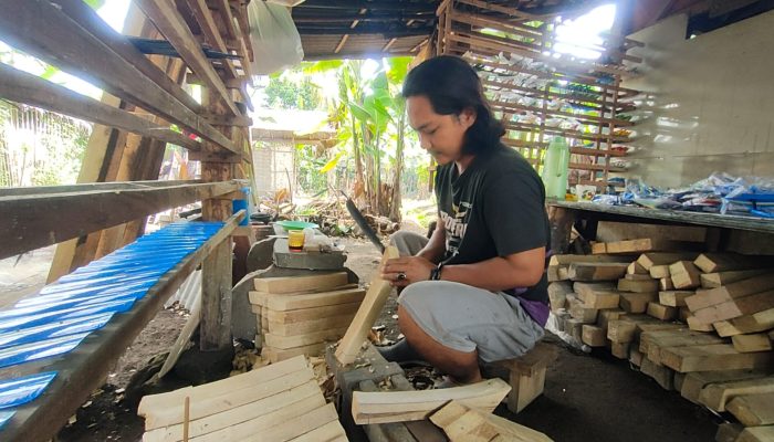 Pengrajin di Saung Katapang Produksi Miniatur Perahu Khas Pangandaran