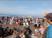 Awal Tahun 2025, Pantai Barat Pangandaran Diserbu Ribuan Wisatawan