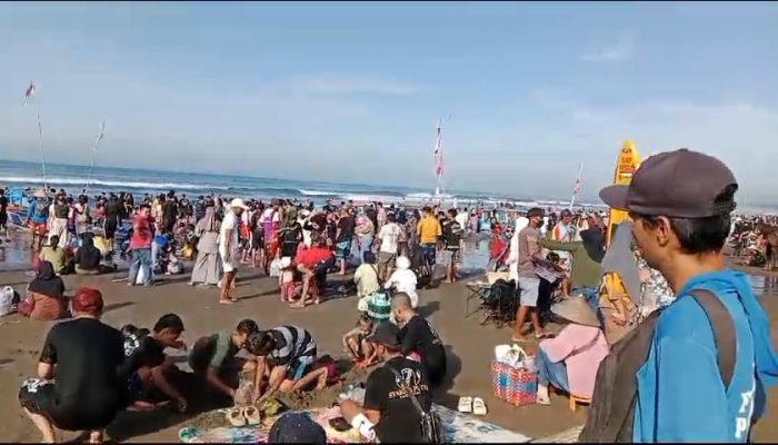 Awal Tahun 2025, Pantai Barat Pangandaran Diserbu Ribuan Wisatawan