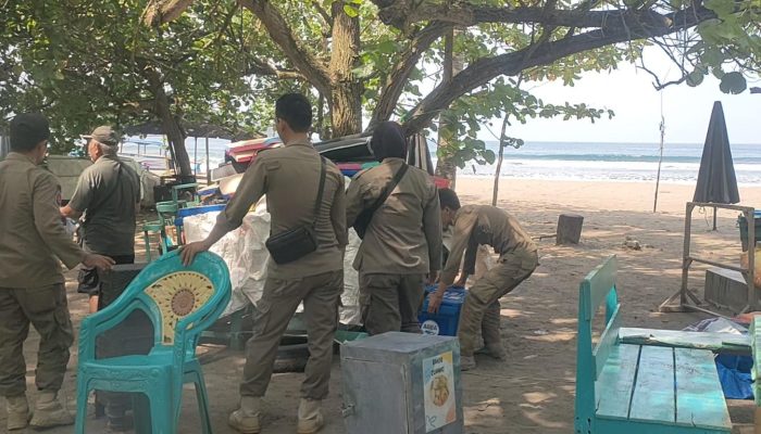 Kumuh! PKL di Kawasan Wisata Pantai Pangandaran Ditertibkan Petugas