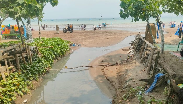 Anggota DPR RI Rokhmat Ardiyan Soroti Limbah di Pantai Pangandaran