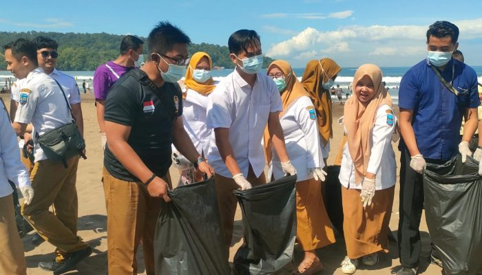 Aksi Bersih-bersih Sampah di Pantai Pangandaran