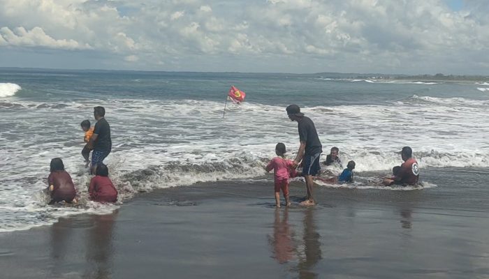 Belasan Wisatawan di Pantai Pangandaran Alami Laka Laut