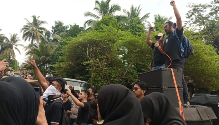 Masa Aksi Kecewa Tidak Bisa Berdiskusi Langsung dengan Bupati Pangandaran 