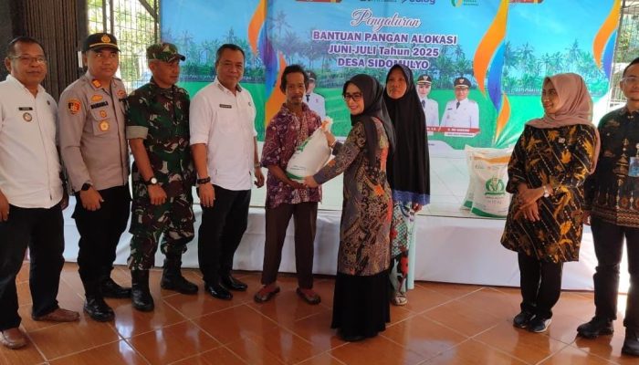 Warga Sidomulyo Terima Bantuan dari Bulog Ciamis, Bupati Pangandaran Tekankan Pentingnya Sinergi