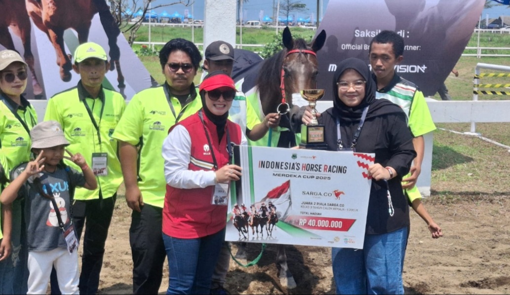 Bupati Pangandaran Citra Pitriyami saat menyerahkan hadiah pada perlombaan balap kuda Merdeka Cup di Pacuan Kuda Legokjawa Minggu (24/8/2025)