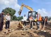Bupati Pangandaran Hj Citra Pitriyami saat melakukan peletakan batu pertama pembangunan area parkir di bekas lahan Parkir Wisata Senin (25/8/2025)