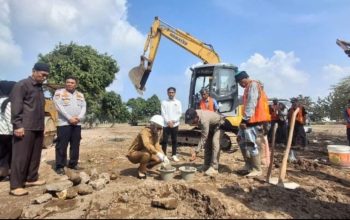 Bupati Pangandaran Hj Citra Pitriyami saat melakukan peletakan batu pertama pembangunan area parkir di bekas lahan Parkir Wisata Senin (25/8/2025)