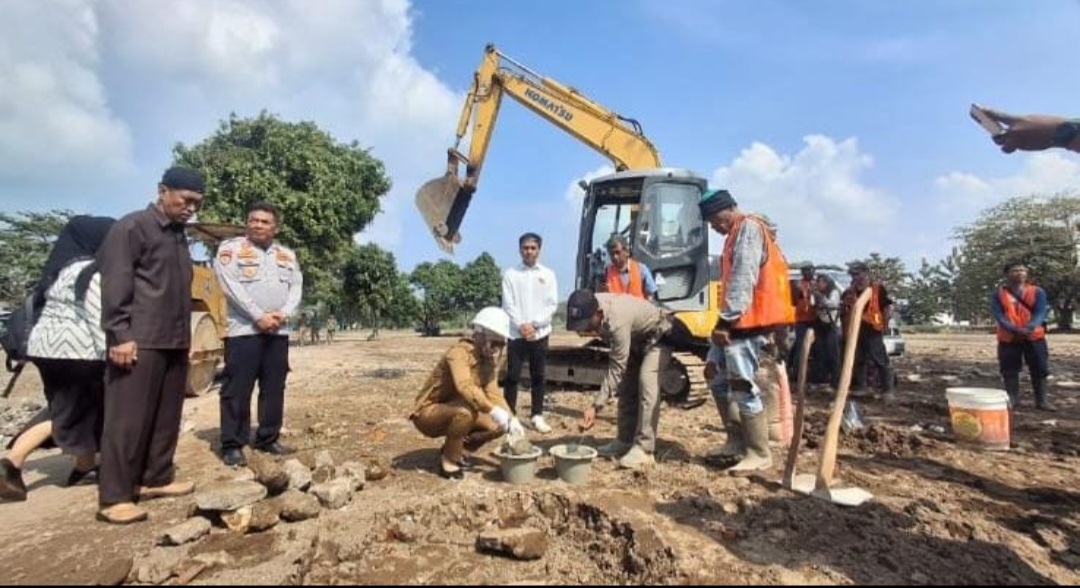 Bupati Pangandaran Hj Citra Pitriyami saat melakukan peletakan batu pertama pembangunan area parkir di bekas lahan Parkir Wisata Senin (25/8/2025)