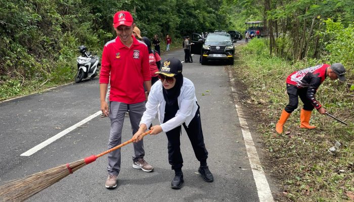 Terlihat Kumuh, SKPD, Relawan Tagana, dan Bupati Pangandaran Kompak Singkirkan Rumput Liar di Jalan Wisata