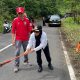 Terlihat Kumuh, SKPD, Relawan Tagana, dan Bupati Pangandaran Kompak Singkirkan Rumput Liar di Jalan Wisata