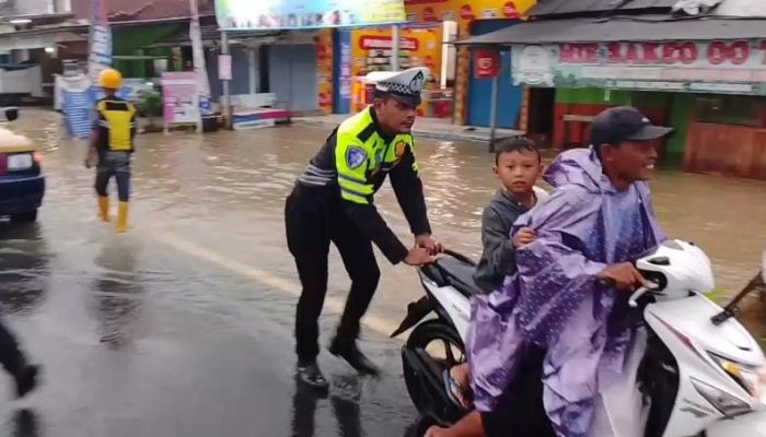 Intensitas Hujan Tinggi, Jalan Raya Nasional Kalipucang Pangandaran Terendam Banjir