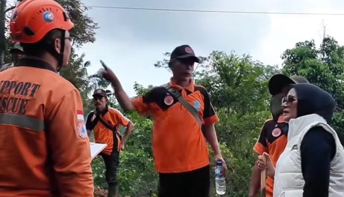 Bupati Pangandaran Tinjau Lokasi Longsor di Jalan Cikadu, Apresiasi Respons Cepat Penanganan