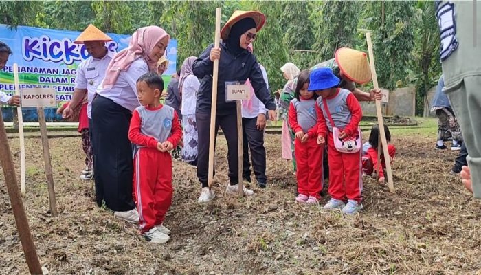Pendidikan Karakter, Ribuan Anak TK, SD, SMP di Pangandaran Serentak Tanam Jagung