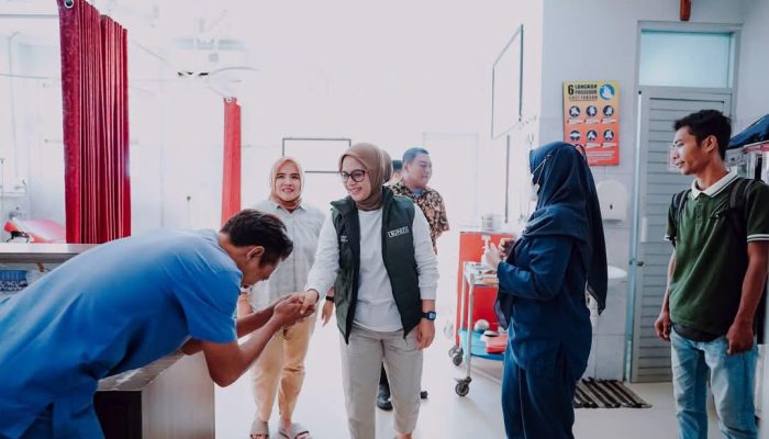 Bupati Pangandaran Tinjau Rehabilitasi Ruang Rawat Inap Puskesmas Kalipucang, Sekaligus Jenguk Pasien